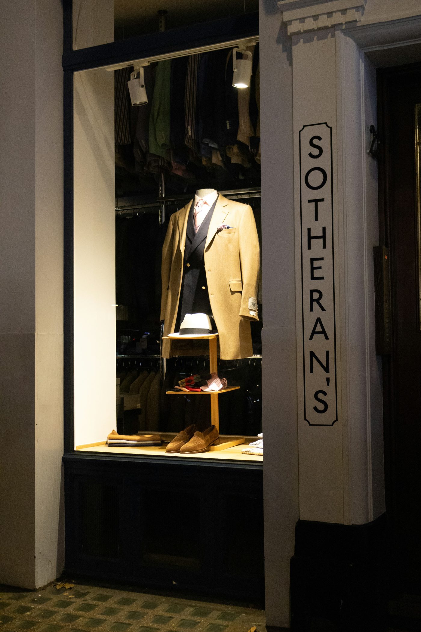Vitrine elegante de moda masculina